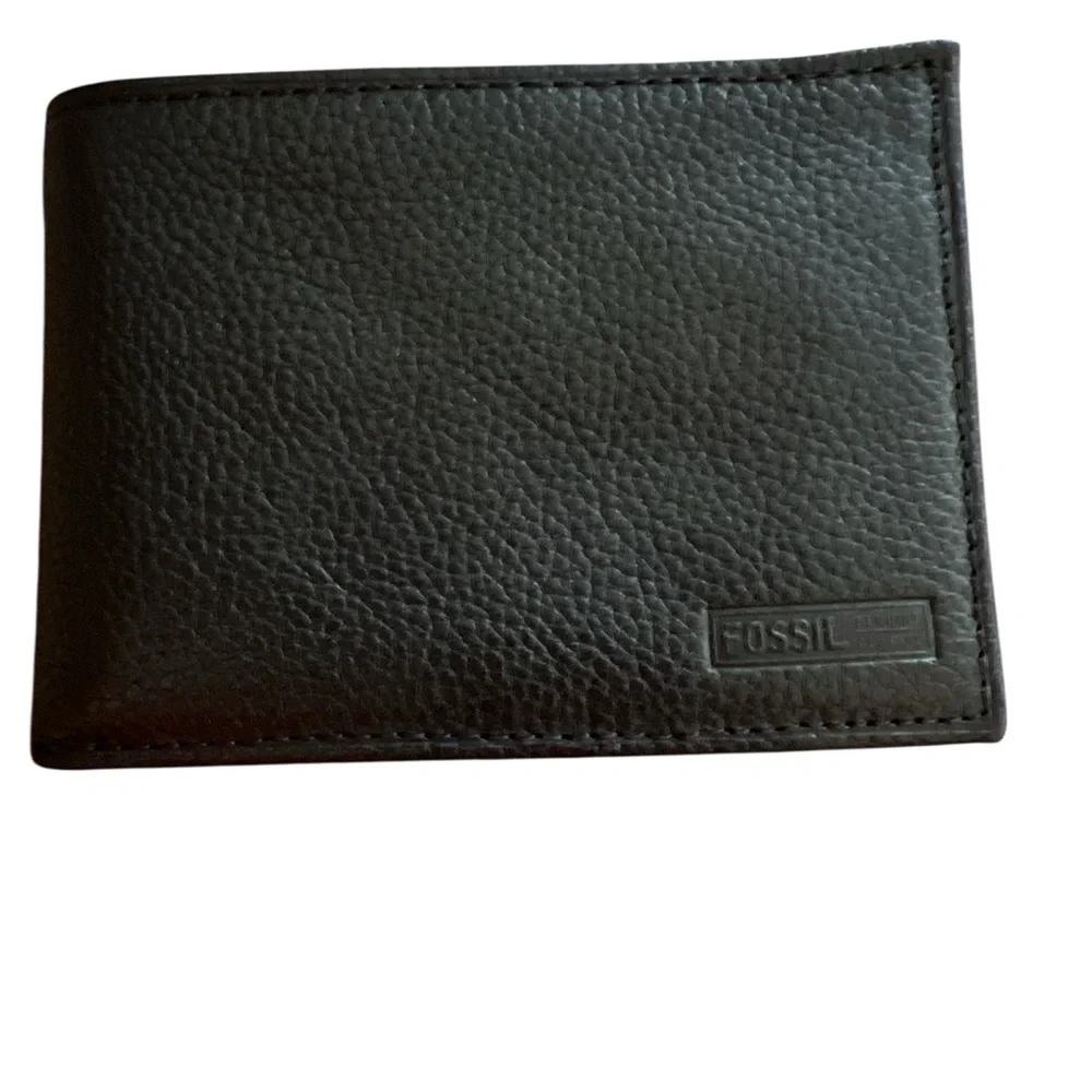 Fossil men’s genuine leather trifold wallet. New